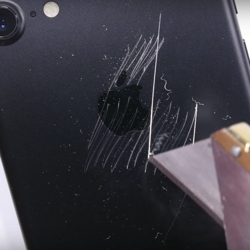 iPhone 7 超殘酷測試　刀片刮，凹折樣樣來！