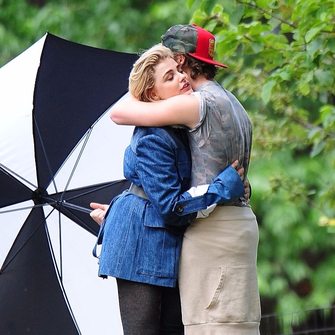 克蘿伊摩蕾茲成為新一期《Teen Vogue》封面女郎，那個看不到臉的男生竟然是布魯克林貝克漢！