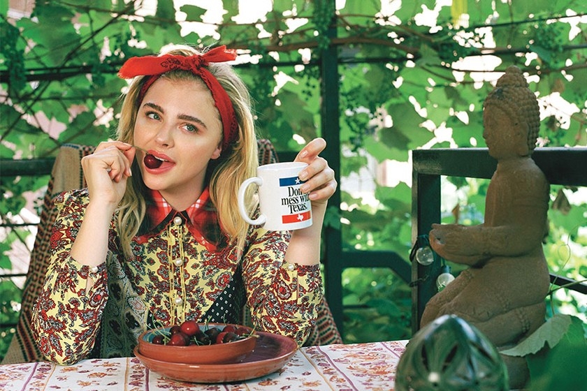 克蘿伊摩蕾茲成為新一期《Teen Vogue》封面女郎，那個看不到臉的男生竟然是布魯克林貝克漢！