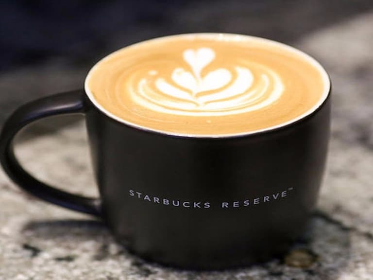 愛 Starbucks 卻怕胖的女生注意！這 8 款營養師推介的餐飲甜品，每款也不過 300 大卡！