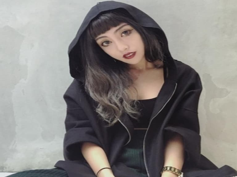 暗黑系潮妹 Part. 2！這 5 位「酷辣妹」的美跟黑色一樣百看不膩！