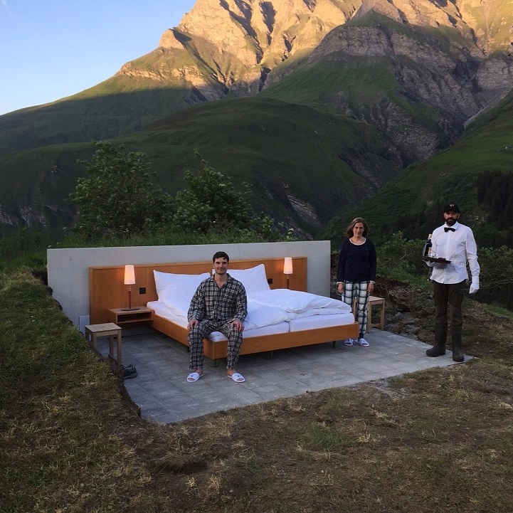 瑞士出現全球唯一無牆無天花板旅館　住一晚還要價約 8000 台幣！