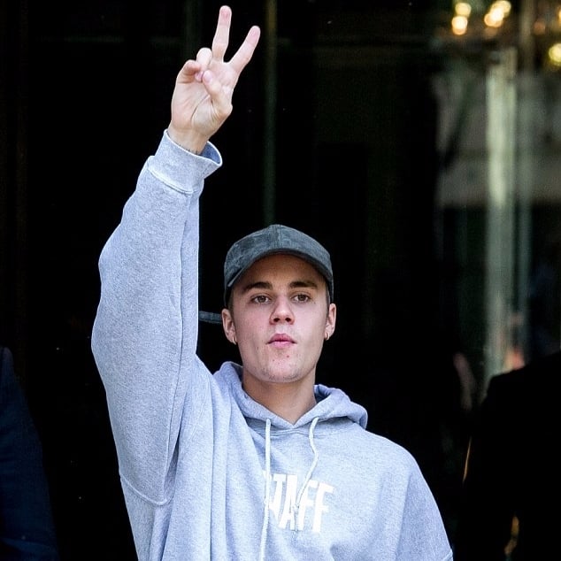 小賈斯汀夜店起肢體衝突　靠身旁女伴聰明解圍！