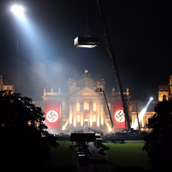 《變形金剛 5》劇情前所未有？麥可貝在邱吉爾故居掛上超大納粹旗引爭議！