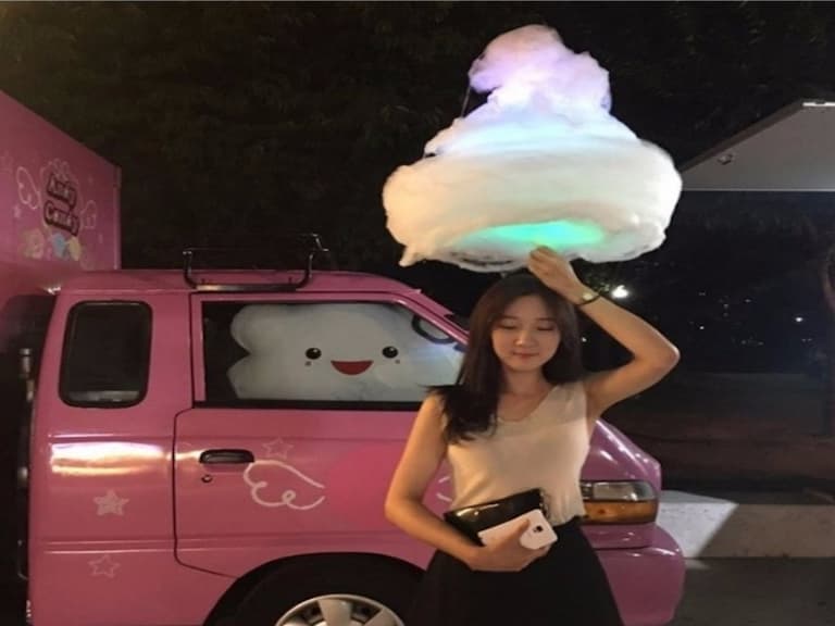 來野生捕獲它吧!製作超夢幻「夜光棉花糖」的韓國美食車!