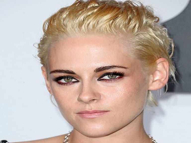 Kristen Stewart 把中長頭髮狠心一剪!以全新中性形象示人