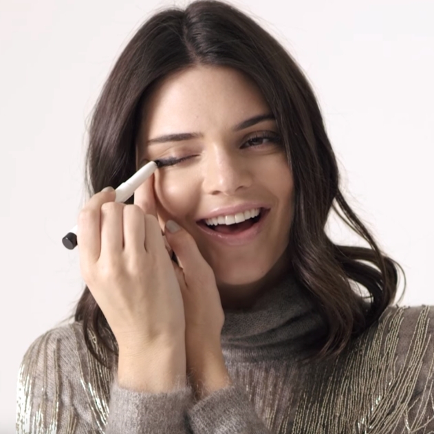 不照鏡化妝也這麼美！Kendall Jenner 於短片中接受 9 個挑戰