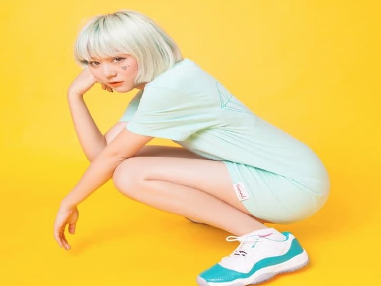 【潮妹一週間】穿膩黑白色系了？看這位俏麗「球鞋女孩」穿的繽紛依舊潮到不行！