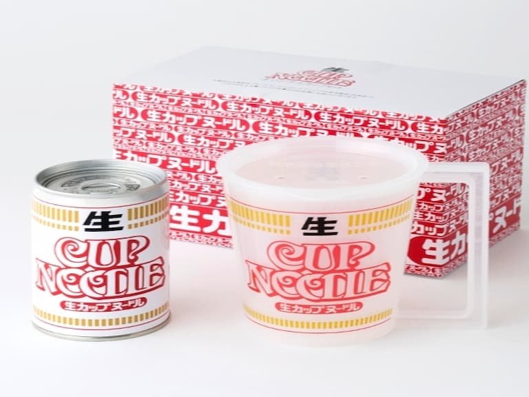 日清推出紀念款新奇「罐頭生泡麵」 打開來即可食用不用等!