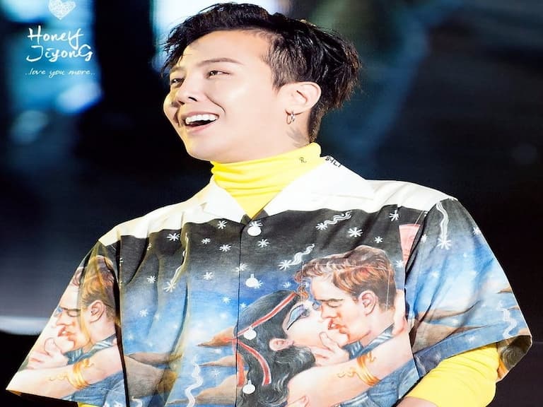 這一件火紅的 Prada 圖案襯衫 哪一位男歌手穿起來最好看?