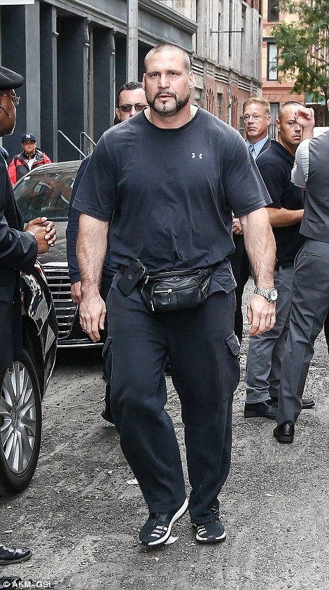 可怕！金卡達夏被歹徒用槍口指頭　膠帶封嘴銬在浴室劫走 1000 萬美元財物！