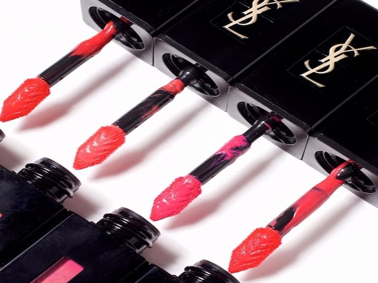 換上型格搖滾瓶身！YSL 全新彩蜜唇色漆亮系列，勢必成為今個秋冬最火紅的美妝新品！