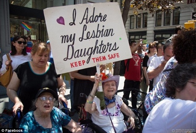 92 歲老奶奶連 30 年參加 LGBT 遊行　只為了高舉「我愛我的同性戀女兒」！