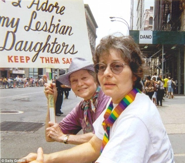 92 歲老奶奶連 30 年參加 LGBT 遊行　只為了高舉「我愛我的同性戀女兒」！