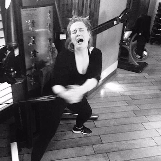 愛黛兒進健身房運動鍛鍊　猙獰表情笑翻網友！