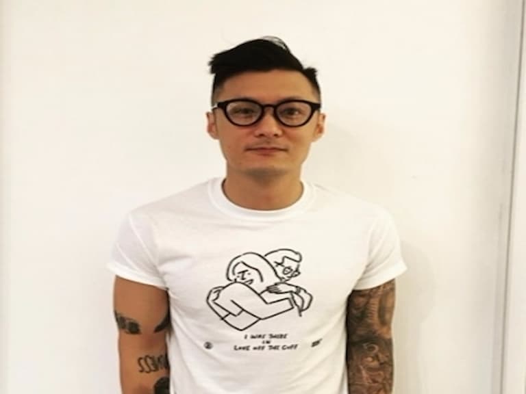 【名人 SHOW 潮物】余文樂專屬「曬鞋視角」！繼 Yeezy V2 後又曬出這雙「世界和平的 NMD」