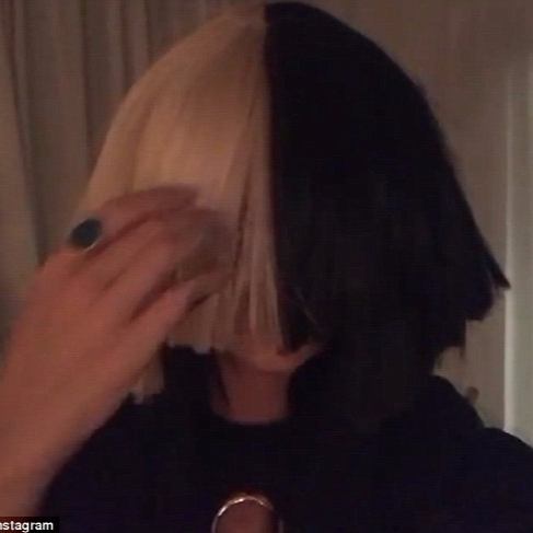 真正好姊妹！凱蒂佩芮跑去聽 Sia 演唱會　還戴假髮搞笑模仿！
