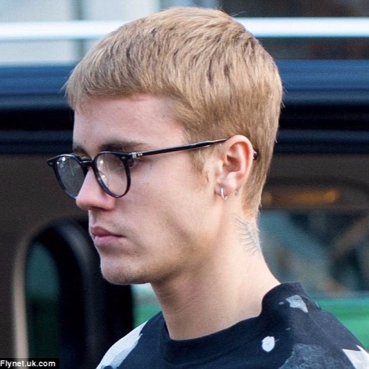 小賈眼鏡造型出現在停機棚　未整理的髮型也別有風味！