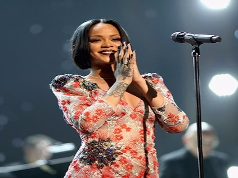如果你還想著你的前男友，來看看 Rihanna 這個霸氣 Post，相信你一定釋懷⋯⋯