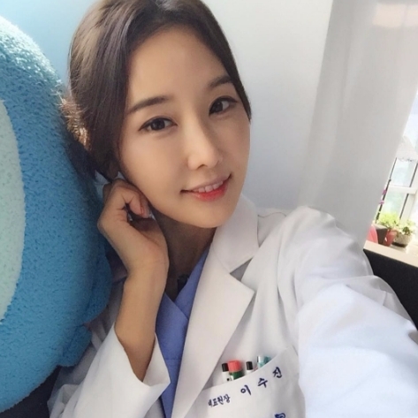 一夜爆紅的韓國女牙醫！外表青春亮麗的她，實際年齡一定會令你大吃一驚！