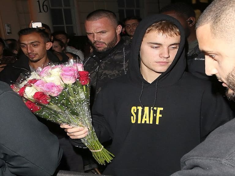 化身暖男!小賈斯汀為苦等他的女粉絲獻花 讓其他 Beliebers 好嫉妒!