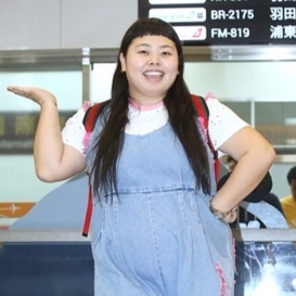 渡邊直美素顏抵達松山機場，透露「曖昧對象」將會來看她演出！