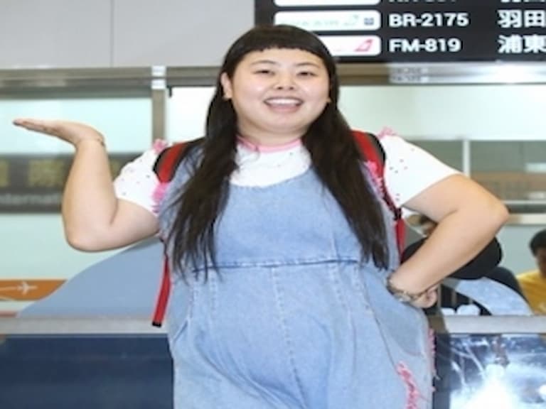 渡邊直美素顏抵達松山機場，透露「曖昧對象」將會來看她演出！