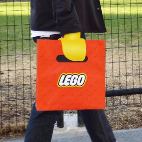 回頭率肯定超高！LEGO 紙袋設計小巧思　讓你宛如行走的樂高人偶！