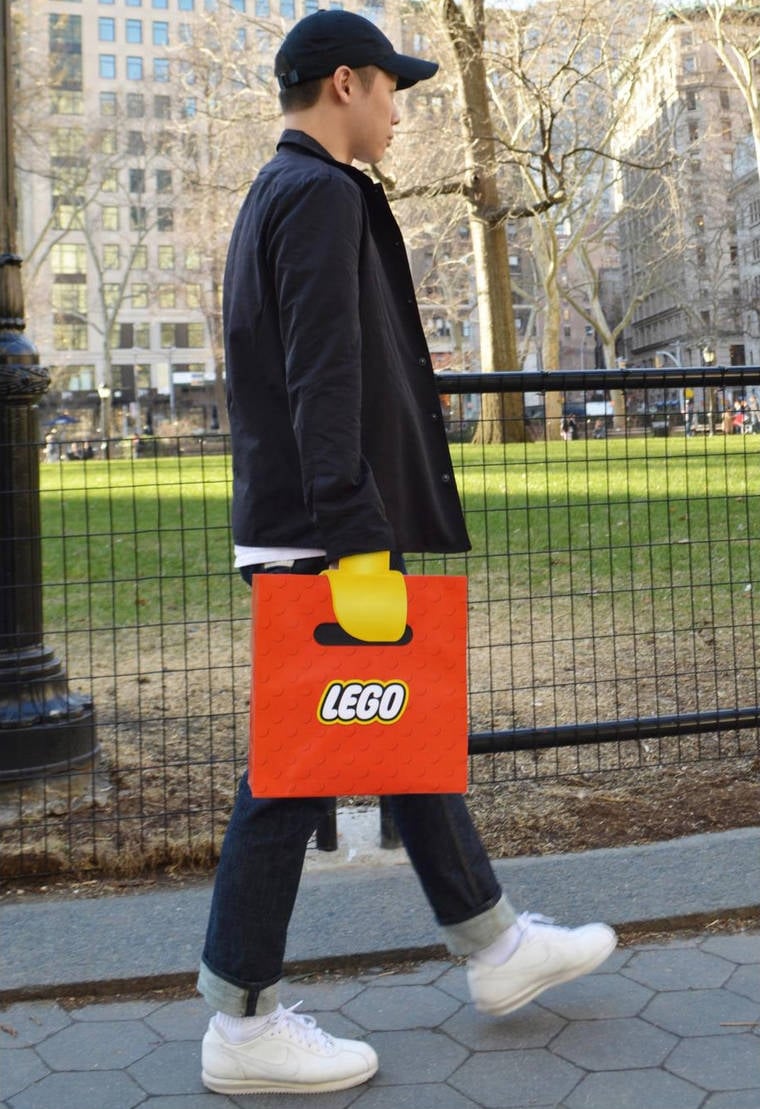 回頭率肯定超高!LEGO 紙袋設計小巧思 讓你宛如行走的樂高人偶!