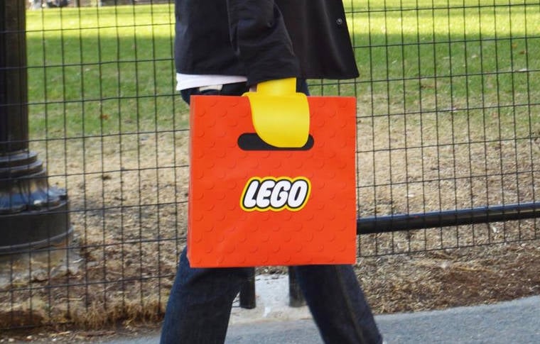 回頭率肯定超高!LEGO 紙袋設計小巧思 讓你宛如行走的樂高人偶!