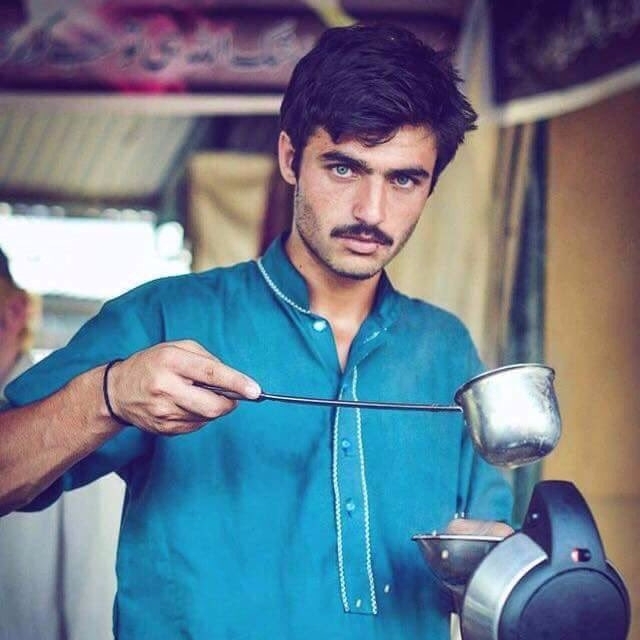 這位隱身於巴基斯坦市場的賣茶男子　因為一張奇蹟帥照而紅翻網路！