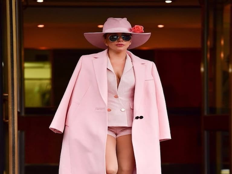 Lady Gaga 全身粉紅套裝上街 腳上是這一雙超難駕馭的經典跟鞋!