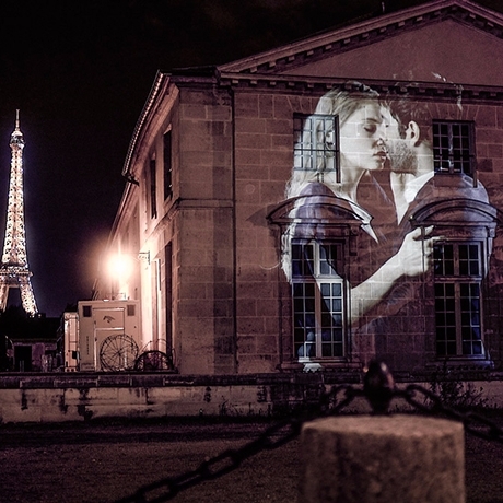 數百對情侶街上忘情親吻！花都巴黎最浪漫的街頭藝術