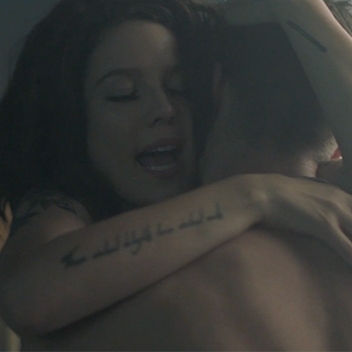 老菸槍雙人組《Closer》曝光新 MV　與 Halsey 上演超激情對手戲！