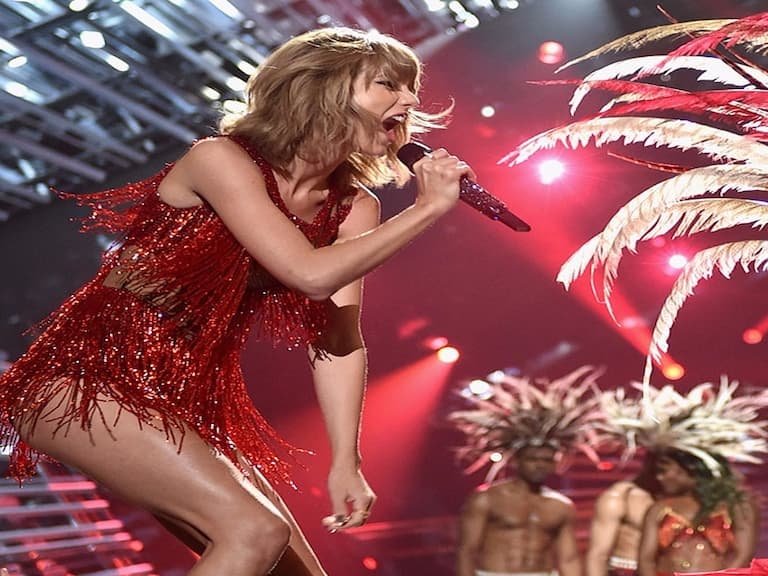 到底是哪個牌子的鞋?讓小天后 Taylor Swift 稱霸演唱會舞台