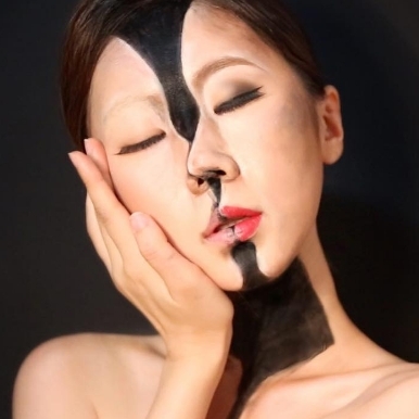 你沒看錯，「絕對不是PS！」韓國 22 歲女藝術家，利用「錯視」畫出驚人妝容！