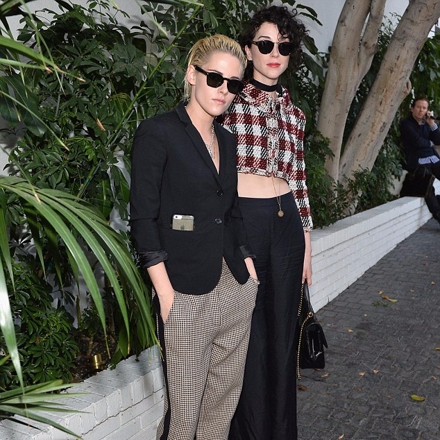 宣告正式情侶關係！史都華與卡拉前女友 St. Vincent 首度一起出席活動放閃！