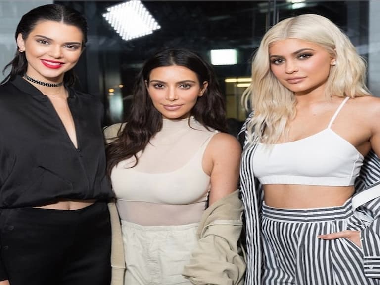 從小就有美人底子！Kylie Jenner 秀出與 Kendall 的童年姊妹合照！