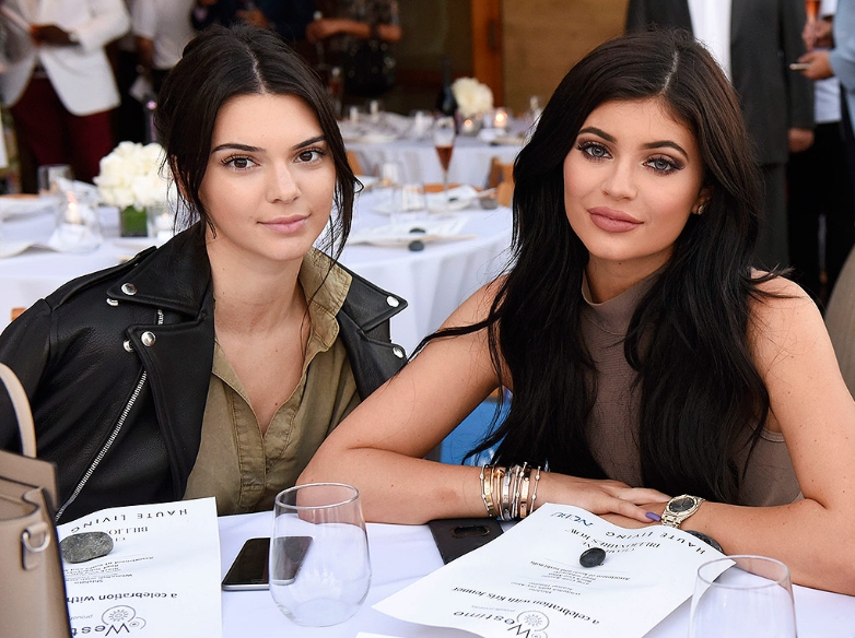 從小就有美人底子!Kylie Jenner 秀出與 Kendall 的童年姊妹合照!
