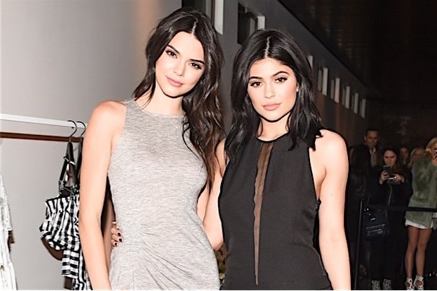 從小就有美人底子!Kylie Jenner 秀出與 Kendall 的童年姊妹合照!