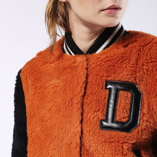Gigi Hadid 棒球外套很有萬聖風　名模這樣穿很時尚！
