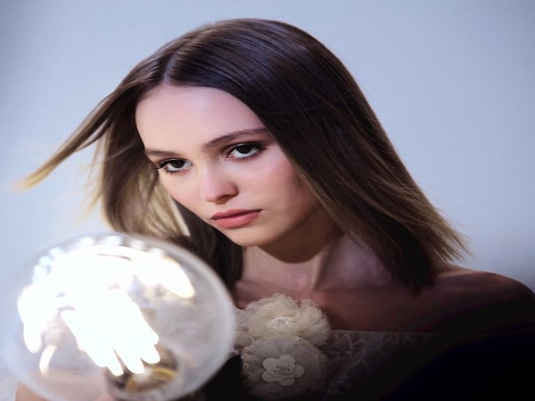 Lily-Rose Depp 當主角的 Chanel 短片釋出！ 短短 60 秒已經換了 7 個造型，重點是每個都超美！