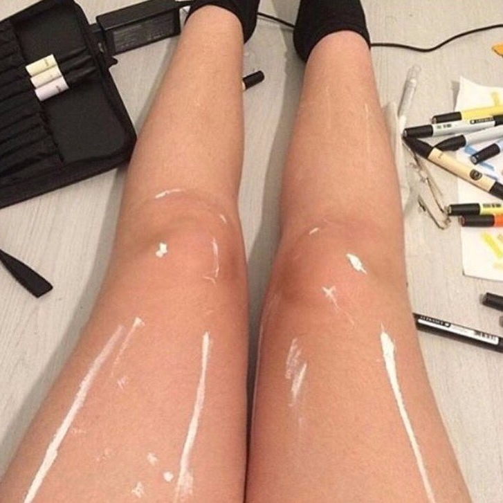 網路爆紅照片引發網友爭論：這雙腿究竟是塗滿了油，或只是畫上了白線？