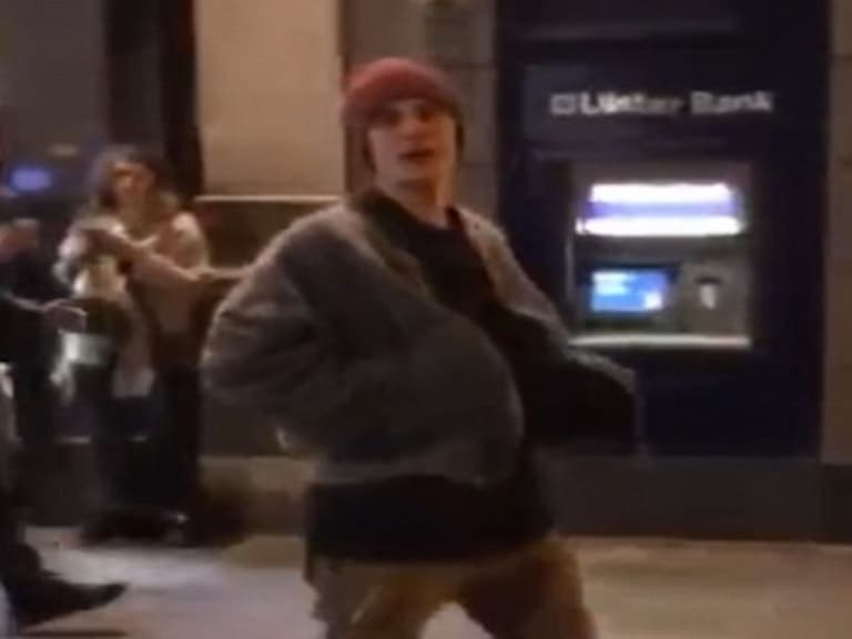 小賈在路上遭拍攝露出不悅 保鑣第一時間護駕!