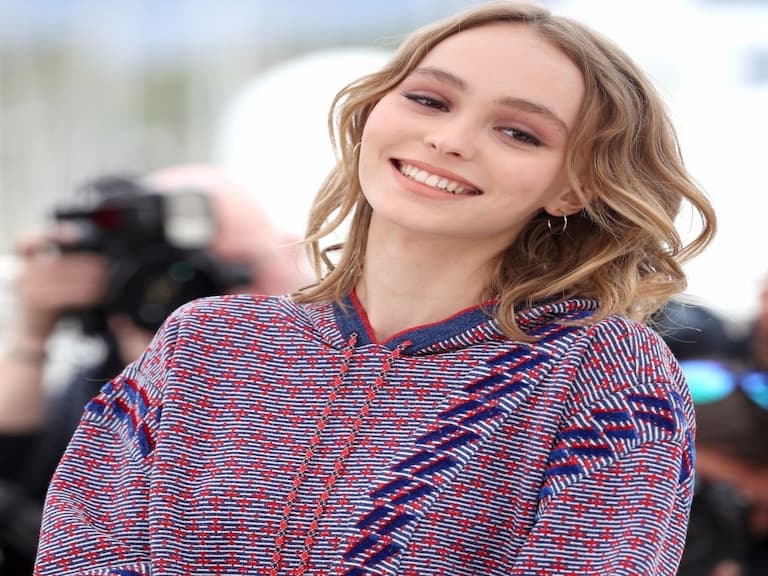 父母成就了她的任性！難怪 Lily-Rose Depp 如此不羈