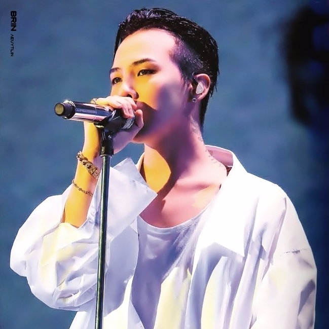 G-Dragon 素顏自拍曝光　滿嘴鬍渣加上紅腫痘疤引粉絲心疼！