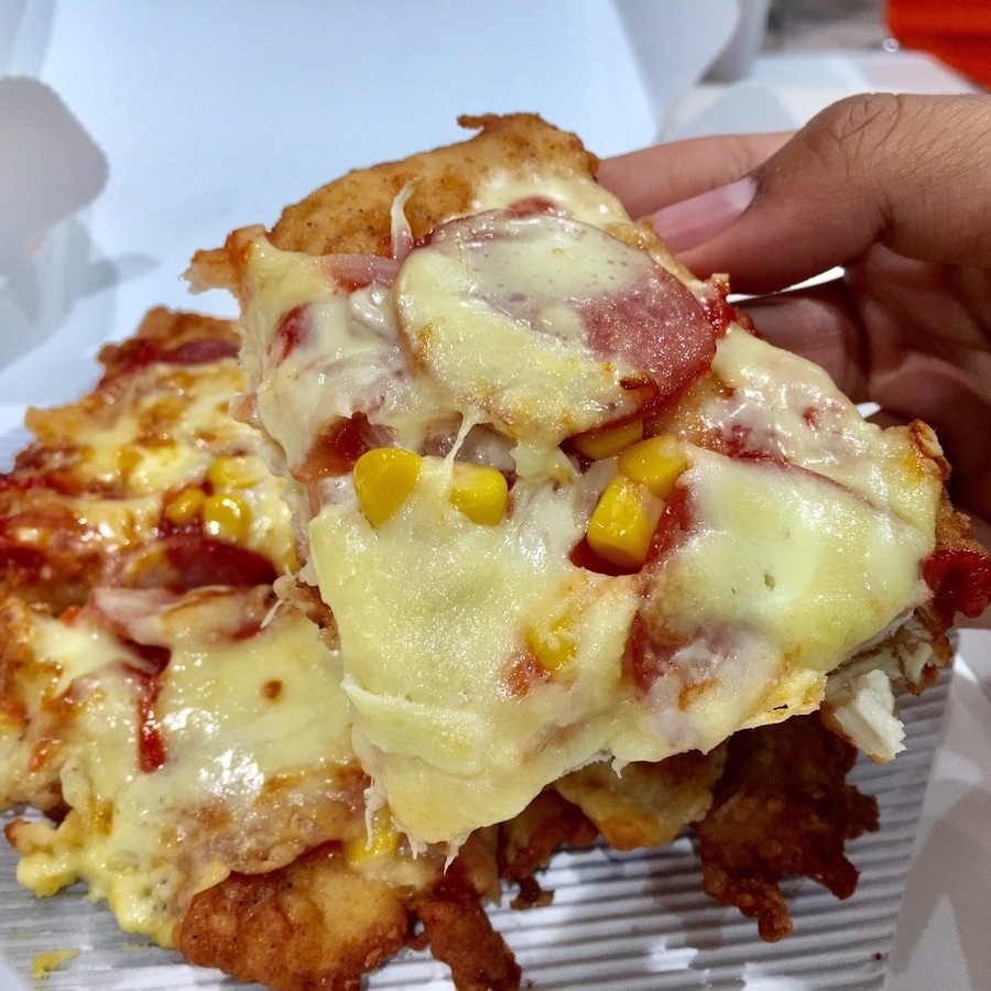 罪惡食物的結合！日本肯德基推出「炸雞比薩」　減肥又瞬間被拋在腦後...