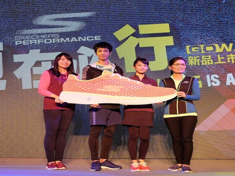人氣偶像「簡劉」配站台，SKECHERS GOWALK健走鞋踏出驚人好成績