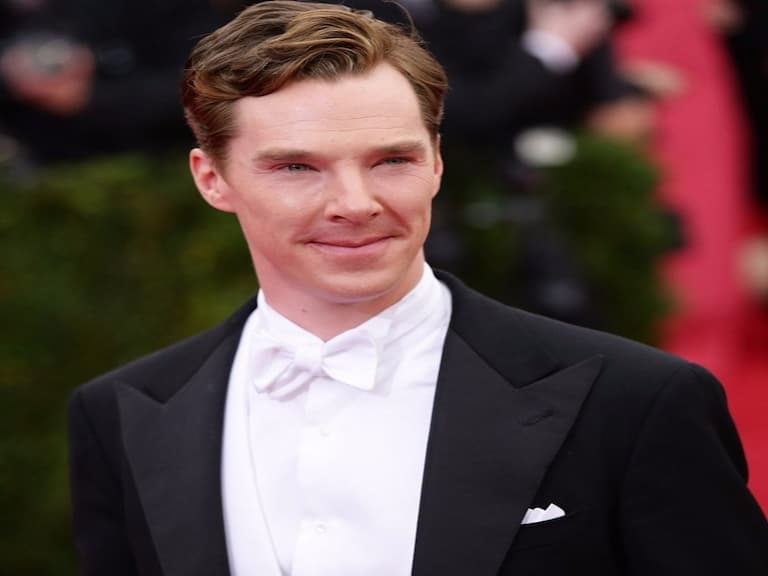 完全拋開男神形象!Benedict Cumberbatch 搞笑扮脫衣舞男親吻「老奶奶」!