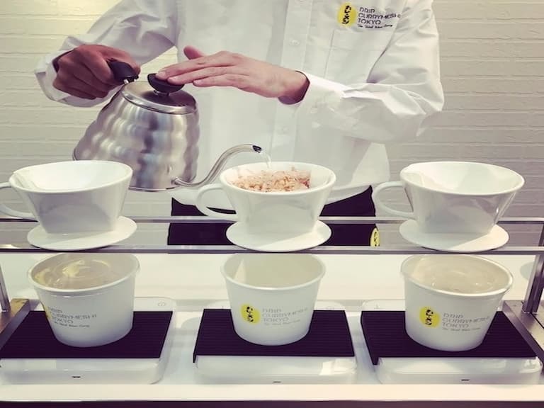 日清在澀谷車站開了家速食咖哩店,想給忙碌的白領們一些新選擇
